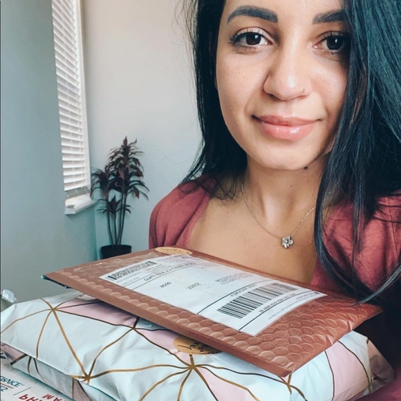 Meet your Posher, Elise - Picture 1 of 4